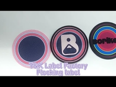 3D Flocking Badge สายเหล็ก / ผ้าที่แต่งเองบนแผ่นผ้าสําหรับเครื่องแต่งกาย แพทช์โลโก้ที่ระบุ