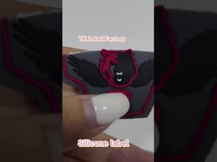 เสื้อสีซิลิโคนแบบกําหนดเอง ตราสีซิลิโคนที่สามารถล้างได้ 3D โลโก้สีซิลิโคนอ่อนโยน