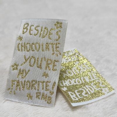 ผู้ผลิตป้ายทอเสื้อผ้าสั่งทำพิเศษ ป้ายห้อยผ้าซาติน โลโก้แบรนด์ พิมพ์ลาย ผ้าฝ้าย นูน โพลีเอสเตอร์ สำหรับใช้กับเสื้อผ้า