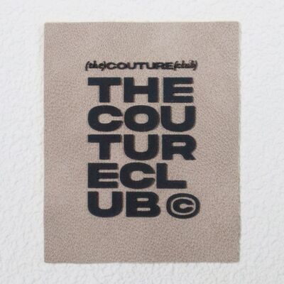 แพทช์ข้อความยางนูน 3 มิติ ตราสินค้าที่กำหนดเองสำหรับแขนเสื้อแจ็คเก็ตและการตกแต่งเสื้อผ้า