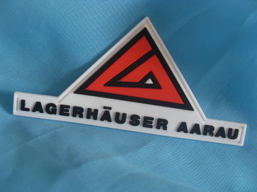 ออกแบบแฟชั่น Rubber Logo Patches Pvc ป้ายเสื้อผ้าป้ายซิลิโคน 100% มีผล Shinny