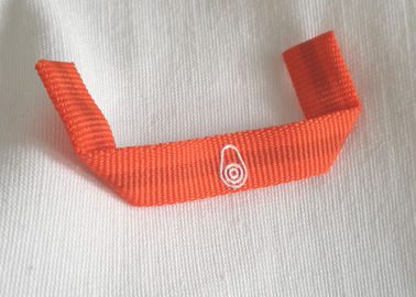 การพิมพ์สกรีนผ้าไหม Custom Fabric labels ป้ายป้ายเสื้อ Hanger Loop On Garment