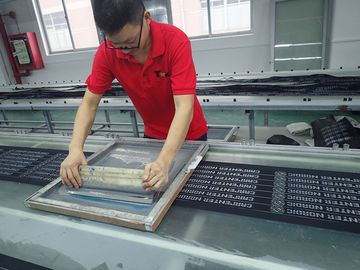 ฉลากเสื้อผ้ากีฬาด้วยการพิมพ์แบบกำหนดเอง 3D โลโก้ที่เพิ่มขึ้นผลกระทบแมตต์