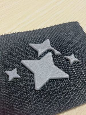 โรงงานเหล็กบนเครื่องหมาย TPU 3D ที่กําหนดเอง แพทช์ TPU ที่คัดลอกสําหรับเสื้อผ้า