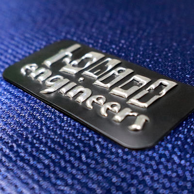 โลโก้ถ่ายโอนความร้อนโลหะ TPU สีดำเงิน 3 มิติสำหรับเสื้อผ้า