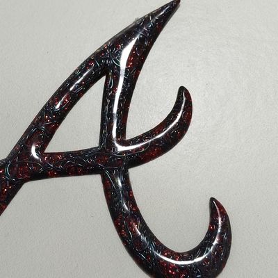 ป้ายถ่ายโอนความร้อนโลโก้นูน 3D TPU ความถี่สูงแบบกำหนดเอง สีแดงเมทัลลิก สำหรับกระเป๋า