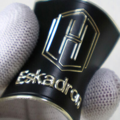 ป้ายแรงดัน TPU แบบกำหนดเอง | โลโก้ทองนูน 3 มิติสำหรับเสื้อผ้าขี่ม้า