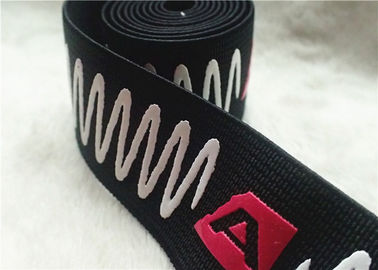 ผิวสัมผัสที่นุ่มนวลเป็นเงางามของวงยางยืด Jacquard พร้อมสกรีนโลโก้ซิลิคอน