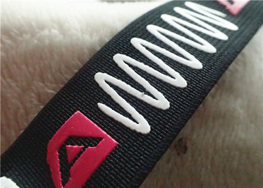 ผิวสัมผัสที่นุ่มนวลเป็นเงางามของวงยางยืด Jacquard พร้อมสกรีนโลโก้ซิลิคอน