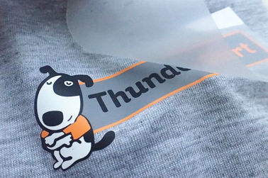 หน้าจอพิมพ์ฉลากเสื้อผ้าถ่ายเทความร้อนเหล็กที่กำหนดเองบนสติกเกอร์