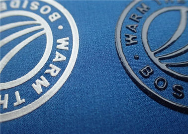 การพิมพ์สกรีนฉลากเสื้อผ้าถ่ายเทความร้อนด้วยซิลิคอนโลโก้แบรนด์พื้นผิวสีมันวาว