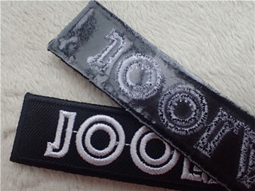 แพทช์ปักสีดำสิ่งทอลายทแยงสีขาวเส้นสีดำด้วยกาว Backing Hot Melt