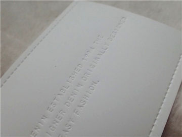 เป็นมิตรกับสิ่งแวดล้อมหนัง PU นูนโลโก้แพทช์สำหรับกางเกงยีนส์สี Pantone