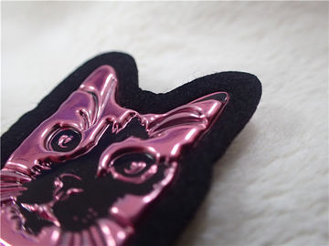 แผ่นหนังนูนลายนูนทนทานสีแดงป้ายโลโก้ / หนังเสื้อผ้า TPU