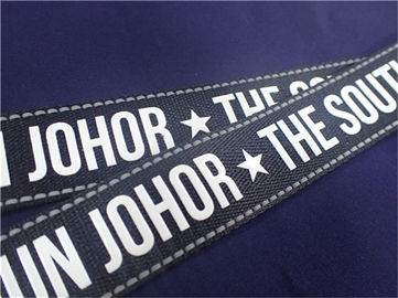 ป้ายเสื้อผ้าทอซิลิโคนเงาที่กำหนดเองพิมพ์โลโก้บนเทปสำหรับผ้า