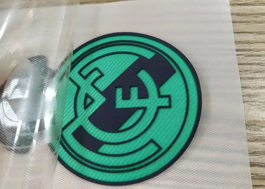 การพิมพ์สกรีนแบบกำหนดเองโลโก้สโมสรฟุตบอลที่มีลายนูน TPU Patches Badges สำหรับชุดกีฬา