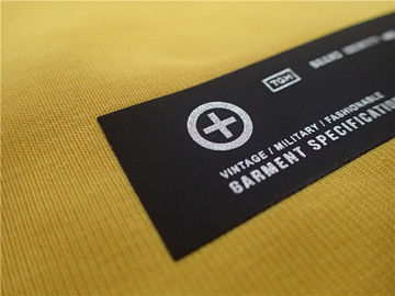 แท็กเสื้อผ้าการถ่ายเทความร้อนหนา 0.5 มม. พิมพ์โลโก้สะท้อนแสงสีเงินบน Soft TPU