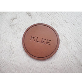 โลโก้ที่กำหนดเองป้ายหนัง PU Patch แบบพับได้ Soft Debossed สำหรับเสื้อผ้ากระเป๋ากางเกงยีนส์