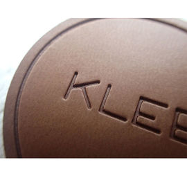 โลโก้ที่กำหนดเองป้ายหนัง PU Patch แบบพับได้ Soft Debossed สำหรับเสื้อผ้ากระเป๋ากางเกงยีนส์