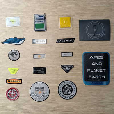 เหล็กบนป้ายชื่อแบรนด์นูน 3D โลโก้ Soft TPU Patches สำหรับเสื้อผ้า