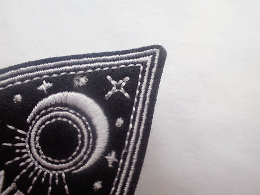 Black Spades Heart ปักเหล็ก Chenille บนหลังเย็บบนผ้า Patch