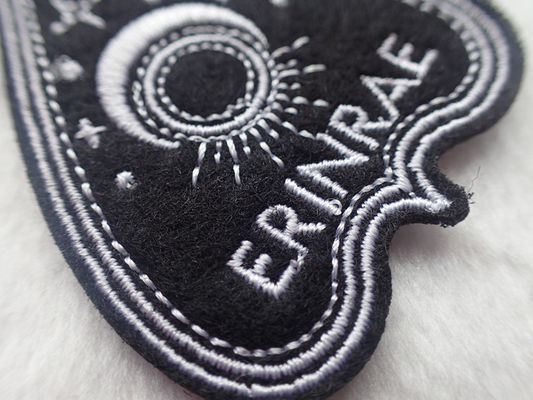 Black Spades Heart ปักเหล็ก Chenille บนหลังเย็บบนผ้า Patch