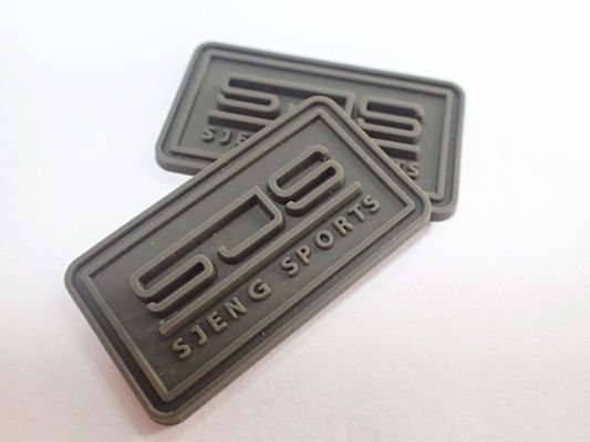 อุปกรณ์ตัดเย็บเสื้อผ้าเสื้อผ้าที่มีลายนูนป้ายโลโก้ยางแบบกำหนดเอง PVC Patch