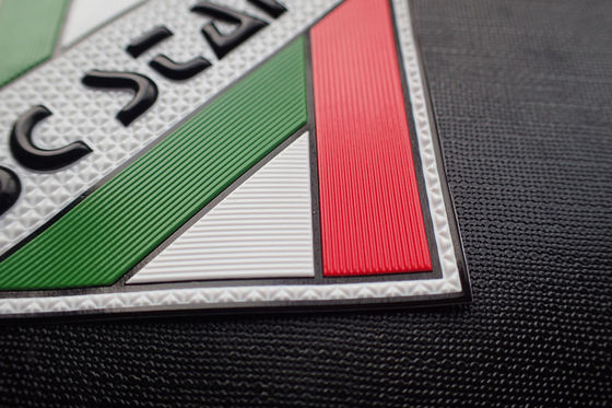 OEM Custom Embossed 3D โลโก้ Soft TPU Labels Patches สำหรับเสื้อผ้า