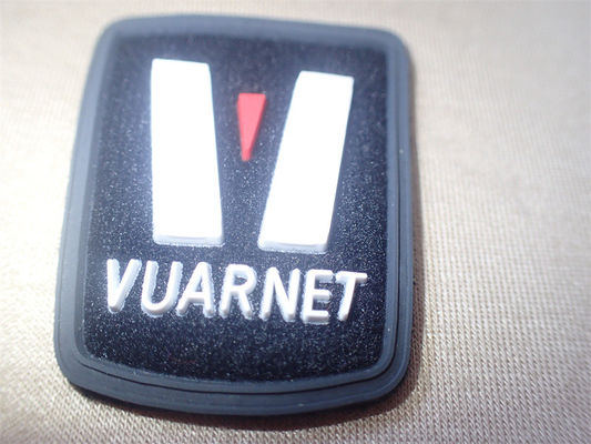 ป้ายเสื้อผ้า OEM 3D ป้ายไมโครฉีดโลโก้ที่กำหนดเองบนไฟเบอร์