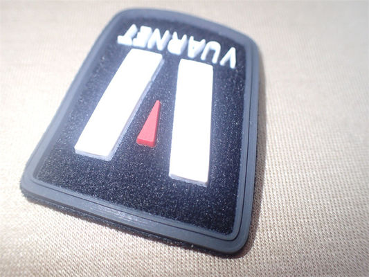 ป้ายเสื้อผ้า OEM 3D ป้ายไมโครฉีดโลโก้ที่กำหนดเองบนไฟเบอร์