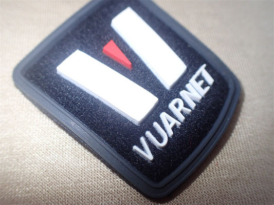 ป้ายเสื้อผ้า OEM 3D ป้ายไมโครฉีดโลโก้ที่กำหนดเองบนไฟเบอร์