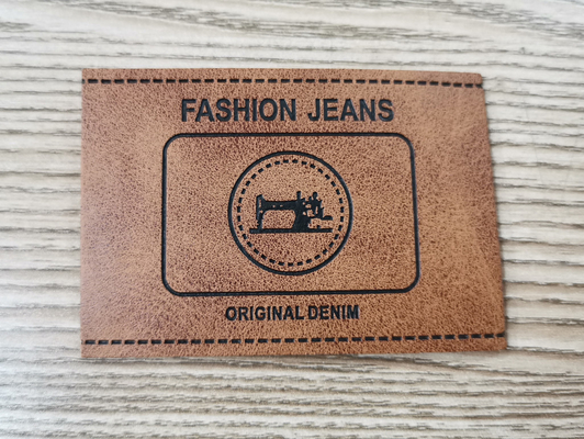 โลโก้นูน PU Leather Patches สีที่กำหนดเองเย็บบนเสื้อผ้า