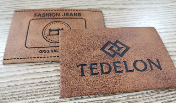โลโก้นูน PU Leather Patches สีที่กำหนดเองเย็บบนเสื้อผ้า