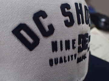 Patch ผ้าทอความถี่สูงสำหรับเสื้อผ้าที่มีโลโก้ที่นูนโลโก้ผล 3D TPU Logo On Cap