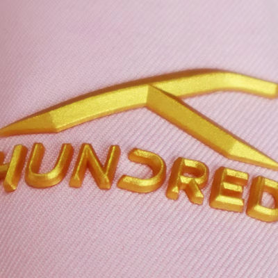 เสื้อสีซิลิโคนแบบกําหนดเอง ตราสีซิลิโคนที่สามารถล้างได้ 3D โลโก้สีซิลิโคนอ่อนโยน