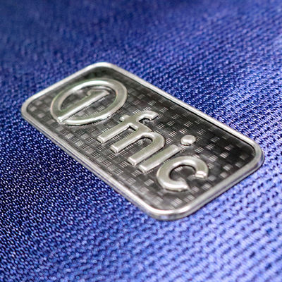 เสื้อผ้าที่มีคุณภาพสูง 3D สีเงิน สีดํา Tpu โลโก้การโอนโลหะความร้อนสําหรับเสื้อผ้า