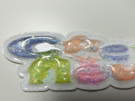 ป้ายกำกับ TPU แบบนุ่มฟูสีชมพู เหลือง แบบกำหนดเองที่ยั่งยืนสำหรับเสื้อผ้า