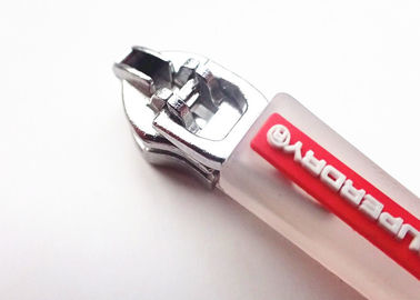 ฉีด OEM หรือดึงซิปพลาสติกที่มีผล 3 มิติของเสื้อผ้าและกระเป๋า