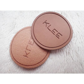 โลโก้ที่กำหนดเองป้ายหนัง PU Patch แบบพับได้ Soft Debossed สำหรับเสื้อผ้ากระเป๋ากางเกงยีนส์