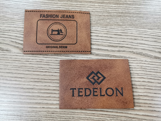 โลโก้นูน PU Leather Patches สีที่กำหนดเองเย็บบนเสื้อผ้า